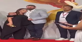 فيديو كندة علوش وعمرو يوسف وقصة عناقهما.. الزوج السند تدعمه النساء