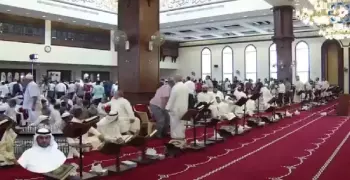 شاهد.. مختل عقليا يدعي حيازته لمتفجرات ويسبب فوضى عارمة أثاء خطبة الجمعة في الكويت