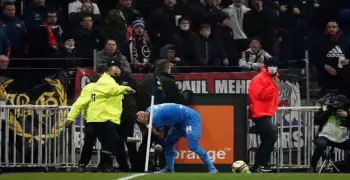 أحداث شغب في مباراة ليون ومارسيليا بالدوري الفرنسي بسبب إصابة باييت (فيديو)