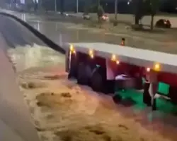 طريق الواحات الآن.. كسر ماسورة مياه يتسبب في هبوط أرضي وزحام شديد