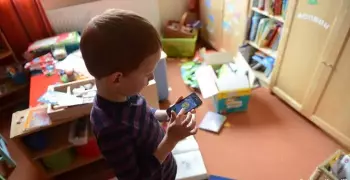 خلى بالكو.. الهواتف الذكية تدمر صحة الأطفال