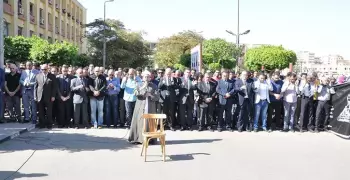 طلاب بتجارة عين شمس يؤدون صلاة الغائب على ضحايا حادث كوبر الفنجري (صور)