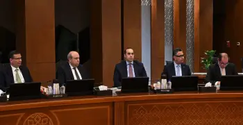 قطار سياحي إيطالي فاخر على قضبان السكك الحديدية المصرية