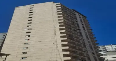 إخلاء عقار الإسكندرية المائل في المندرة استعدادًا لهدمه