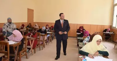 رئيس جامعة المنوفية يتفقد الامتحانات والمجمع التعليمي بكلية التربية