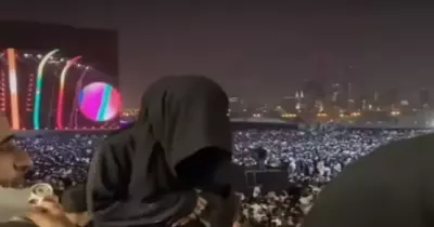 فتاة تصلي أثناء فعاليات موسم الرياض 2021 تثير جدل مواقع التواصل بالفيديو