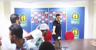 «الكاف» يهدد الأندية: «عقوبات لمن يخلط الرياضة بالسياسة»