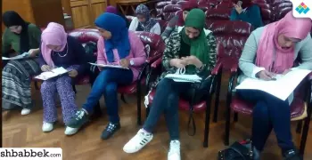 ورشة لتعليم «بنات عين شمس» رسم البورتريه (صور)