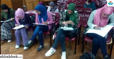 ورشة لتعليم «بنات عين شمس» رسم البورتريه (صور)