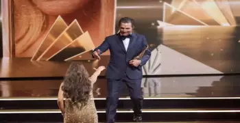 من هو ماثيو ماكهوني الذي ساعد الفنانة هنا الزاهد للصعود على المسرح؟