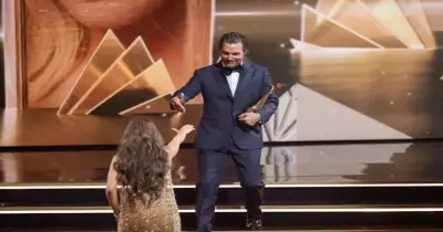 من هو ماثيو ماكهوني الذي ساعد الفنانة هنا الزاهد للصعود على المسرح؟