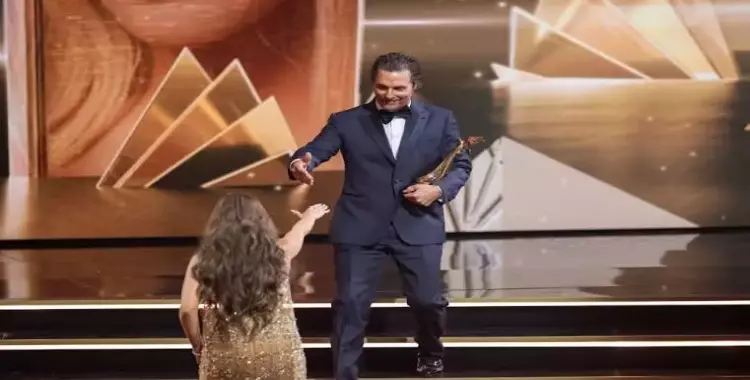  من هو ماثيو ماكهوني الذي ساعد الفنانة هنا الزاهد للصعود على المسرح؟ 