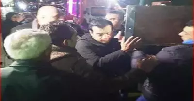 صور جنازة والد الفنان إيهاب توفيق.. الفنانون يحملون «النعش»