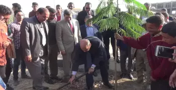 رئيس جامعة المنيا يزرع شجرة في بداية الأسبوع البيئي الرابع