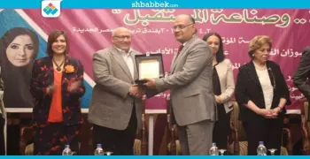 عبدالوهاب عزت يهدي درع جامعة عين شمس لضيوف مؤتمر «المرأة وصناعة المستقبل»