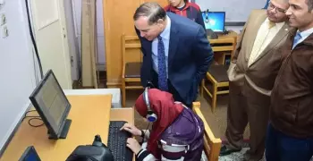 رئيس جامعة سوهاج يتفقد الامتحانات الإلكترونية للمكفوفين