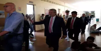 رئيس الأرجنتين يشرف على امتحانات طلاب جامعة «بوينس أيرس»
