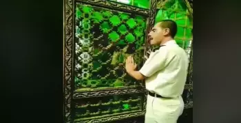 شاهد أمين شرطة ينشد في حب فاطمة الزهراء: «بنور الله أتيت طالبا رضاك فلا تقطعوا عشمي»
