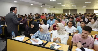 بعد افتتاحها.. وزير التعليم العالي يزور كلية الطب بجامعة النهضة (صور)