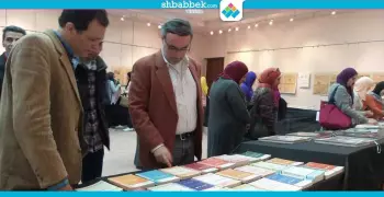 صور| لدعم «أبو الريش».. معرض كتب وأنتيكات في «تطبيقية حلوان»