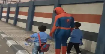 أب يتحول إلى سبايدر مان لإسعاد أطفاله في أول أيام الدراسة