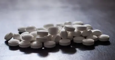 وزعت عليهم منوم وقالت إنه شوكولاتة.. طالبة تسببت بنقل 5 من زملائها للمستشفى بسبب المزاح