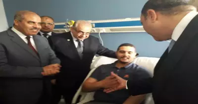 رئيس جامعة الأزهر يزور مصابي حادث الواحات البحرية بمستشفى الشرطة