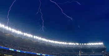 شاهد.. البرق يصعق لاعبيْن خلال مباراة كرة قدم