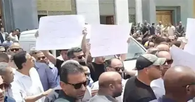 لافتات بجنازة أحمد الدجوي تتهم بنات عمته في وفاته.. فيديو
