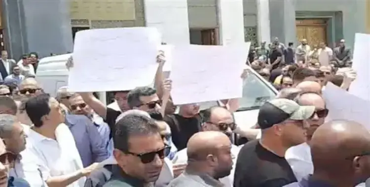  لافتات بجنازة أحمد الدجوي تتهم بنات عمته في وفاته.. فيديو 