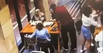 شاهد.. اعتداء وحشي على مسلمة حامل داخل مطعم في استراليا