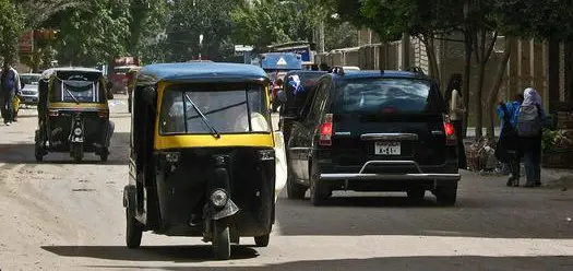 تاخد كام وتسيب القمر اللي جنبك ؟.. قطع ذراع قائد سيارة بعد مشاجرة مع سائقي توك توك