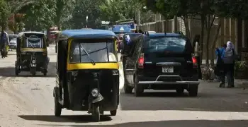 «تاخد كام وتسيب القمر اللي جنبك؟».. قطع ذراع قائد سيارة بعد مشاجرة مع سائقي توك توك