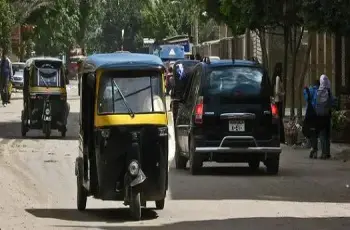 «تاخد كام وتسيب القمر اللي جنبك؟».. قطع ذراع قائد سيارة بعد مشاجرة مع سائقي توك توك