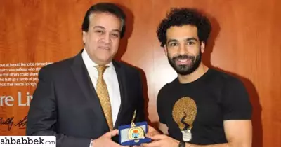 بالصور.. وزير التعليم العالي يكرم محمد صلاح