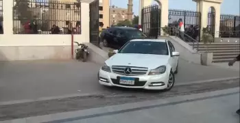 فيديو استقبال مدرس لحصة مراجعة للثانوية العامة كالملوك.. دخل بأسطول سيارات