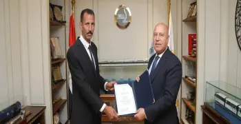 أعاد مليون جنيه لأصحابها.. وزير النقل يكرم سائق أتوبيس