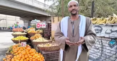 «عم ربيع الفكهاني».. أبرز المعلومات عن صاحب فيديو إلقاء البرتقال على شاحنات المساعدات