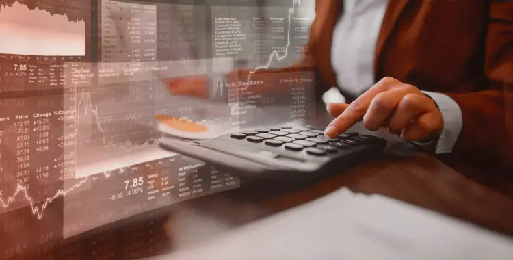  توقعات تنسيق كلية التجارة 2025 أدبي.. فرصة لدخول عالم المال والأعمال 