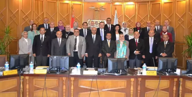 منح شهادات تقدير ودرع لطلاب وأعضاء بهيئة التدريس جامعة الإسكندرية 