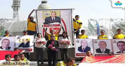 «طلاب أسيوط» يحملون صور رؤساء الجامعة في احتفالات «60 عام على الإنشاء»