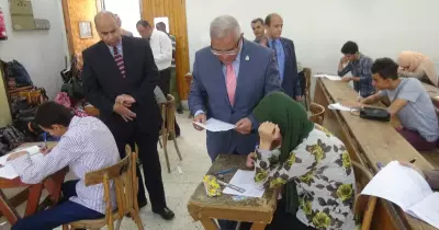 بالصور.. جولة لرئيس جامعة المنيا بامتحانات كليتي الصيدلة والعلوم