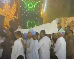 عريس يدخل فرحه على نقالة في قنا لخطف الأنظار.. (فيديو)