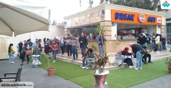 مع انطلاق الدراسة.. طلاب جامعة القاهرة يقبلون على الكافتيريات والمحاضرات: «لسه بدري»