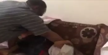 القبض على سعودي بتهمة ترويع طفل ومحاولة حرقه (فيديو)