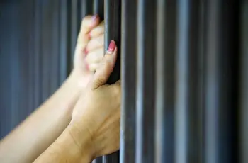 القبض على فتاتان لنشر فيديوهات خادشة من أجل اللايكات