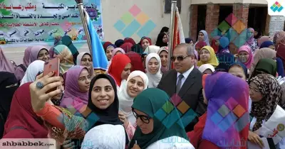 طالبات الأزهر يلتقطن صور «سيلفي» مع رئيس الجامعة