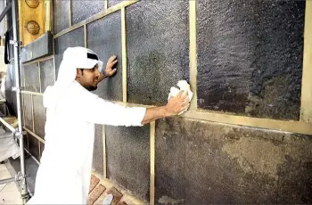 «اللهم زد هذا البيت تشريفا».. مراسم غسل الكعبة المشرفة
