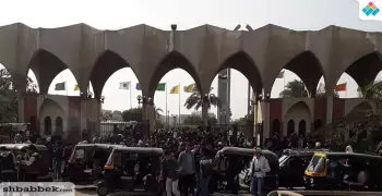 بالصور.. بيع ملازم الامتحانات على أبوب جامعة حلوان للطلاب