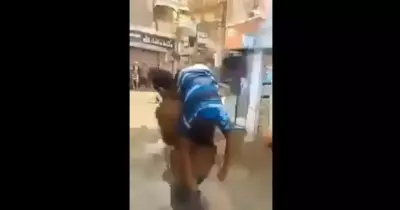 فيديو مأسوي للحظة انتشال طفل توفي بسبب مياه الأمطار في مصر